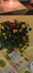 Voor de sfeer waren en mooie bloemstukken op tafel gezet